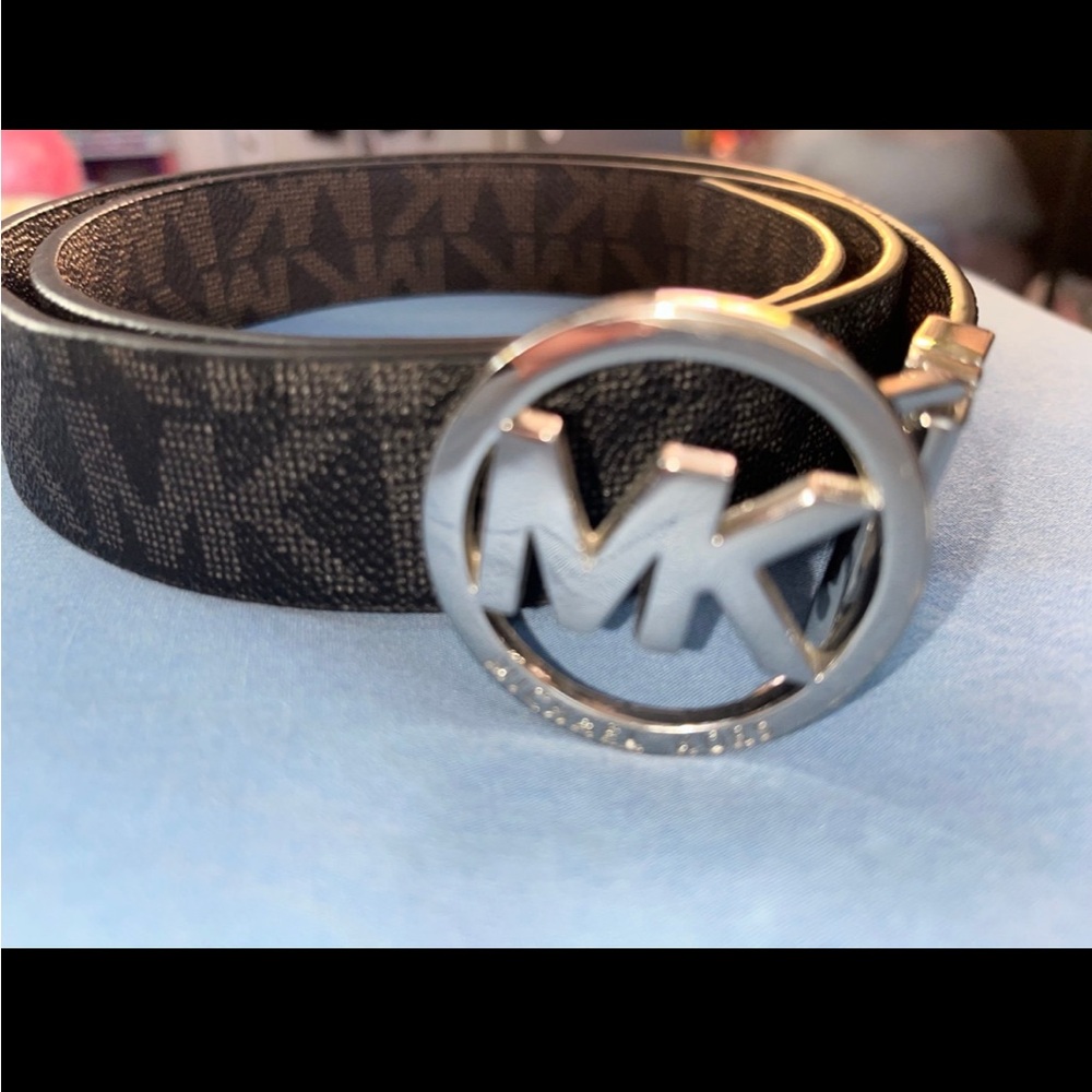 Michael Kors reversable belt size medium, silver logo buckle. Black and brown.